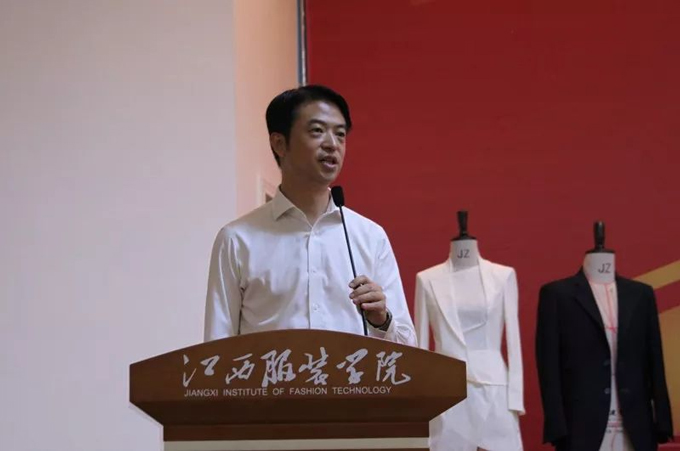 中國(guó)服裝協(xié)會(huì)專(zhuān)職副會(huì)長(zhǎng)楊金純作總結(jié)發(fā)言